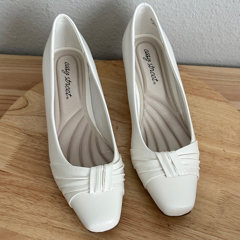 Easy Street Waive Womens Square Kitten Heel Pumps new